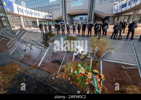 BRUXELLES - manifestation des agriculteurs dans la capitale belge, ici au Parlement européen. Le sommet européen se tient à Bruxelles. Les agriculteurs manifestent contre les règles agricoles qu'ils estiment être une concurrence trop stricte et déloyale à l'intérieur des frontières européennes. ANP JONAS roosens netherlands Out - belgique Out Banque D'Images