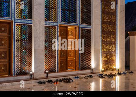 Chaussures devant l'entrée d'une mosquée, Mutrah, Mascate, Oman Banque D'Images