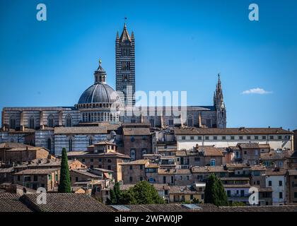 Une photo de paysage urbain donnant sur Sienne, Italie en septembre 2023. Banque D'Images