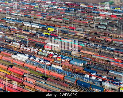 Deutsche Bahn AG gare de triage. De nombreux trains de marchandises sont garés sur les voies avec des wagons-citernes, des transporteurs de voitures et d'autres wagons, des entreprises Banque D'Images