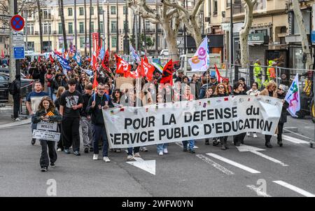 Perpignan, France. 01 février 2024. © PHOTOPQR/L'INDÉPENDANT/MICHEL CLEMENTZ ; PERPIGNAN ; 01/02/2024 ; SOCIAL/MOUVEMENT DE GREVE NATIONAL DES ENSEIGNANTS ET PROFESSIONS DE L'EDUCATION NATIONALE/CENTRE VILLE DE PERPIGNAN/CORTEGE ET MESSAGES/ MOUVEMENT NATIONAL DE GRÈVE DES ENSEIGNANTS ET PROFESSIONS DE L'EDUCATION NATIONALE CRÉDIT : MAXPPP/ALAMY LIVE NEWS Banque D'Images