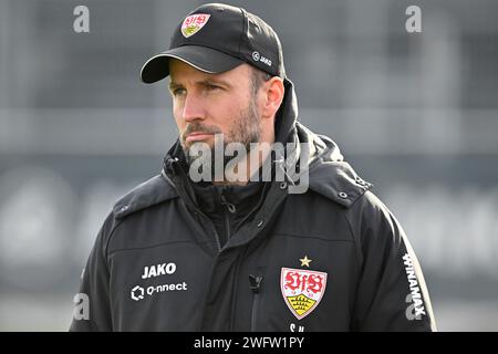 Coach Sebastian Hoeness VfB Stuttgart, portrait, réfléchi, Stuttgart, Baden-Wuerttemberg, Allemagne Banque D'Images