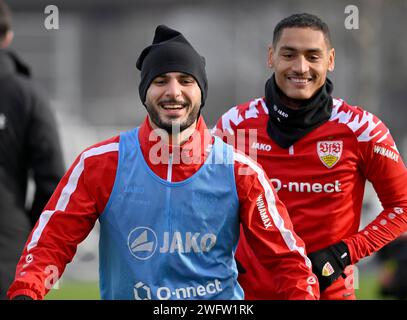 Deniz Undav VfB Stuttgart (26) (à gauche) Enzo Millot VfB Stuttgart (08) (à droite) entraînement d'échauffement Stuttgart, Baden-Wuerttemberg, Allemagne Banque D'Images