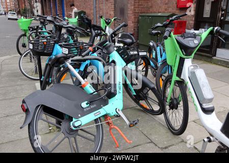 Tier, Lime et River e-Bike Dockless système de location de vélos sur le trottoir Chelsea Londres Angleterre Banque D'Images