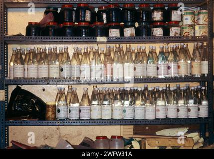 Manama Bahrain bouteilles de remèdes à base de plantes en vente Banque D'Images