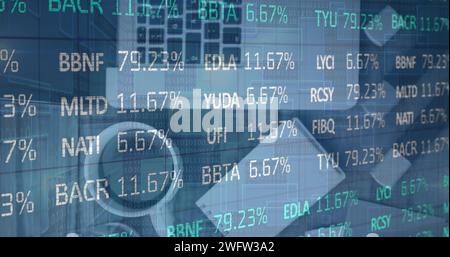 Image du traitement des données boursières sur un gros plan d'équipement de bureau sur une surface en bois Banque D'Images