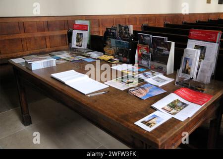 St Luke's Church Interior Wooden Table dépliants Sydney Street Chelsea Londres Banque D'Images