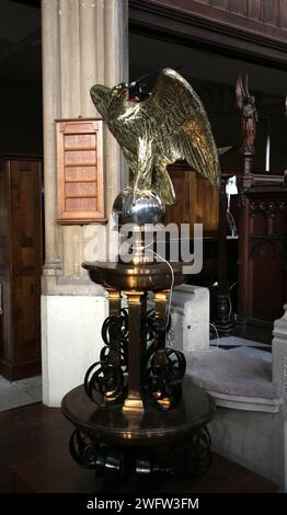 St Luke's Church Gold Eagle Lectern Sydney Street Chelsea Londres Angleterre - Eagle représentant Saint John l'évangéliste Banque D'Images