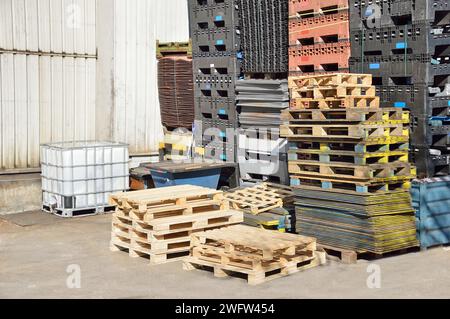 Énorme tas de différents type de palette à une zone d'affaires de recyclage Banque D'Images