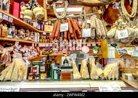 Une épicerie fine avec de la charcuterie et du fromage à vendre à Florence Mercato Centrale , un marché populaire animé de produits frais et de produits à Florence Italie Banque D'Images