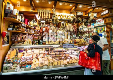 Les gens font des courses dans une épicerie fine pour la charcuterie et le fromage à Florence Mercato Centrale, un marché populaire de produits frais et de produits frais à Florence, en Italie Banque D'Images