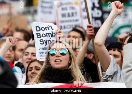 L'exécution des manifestants 'ne' Syrie bombe des plaques sont représentés comme ils mars à Bristol au cours d'un bombardement d'arrêt la Syrie de protestation.16 Avril, 2018 Banque D'Images