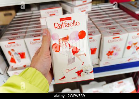 Tyumen, Russie-04 novembre 2023 : Raffaello est un bonbon sphérique aux amandes de noix de coco fabriqué par Ferrero spa Banque D'Images