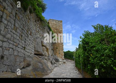 Une route panoramique serpentant près du Castillo en Pals sur la Costa Brava Banque D'Images