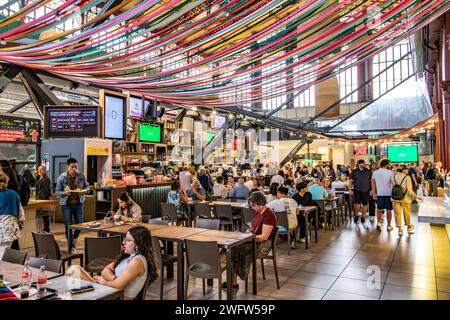 Les gens assis à manger et à boire à Florence Mercato Centrale , un marché animé et populaire de produits frais et de fruits et légumes à Florence, Italie Banque D'Images