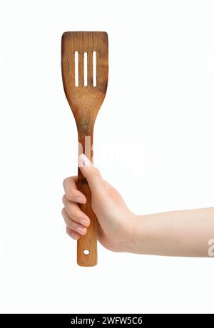 Cliché recadré d'une main de femme méconnaissable tenant une spatule en bois isolée sur un fond blanc Banque D'Images