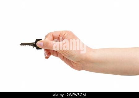 Photo recadrée d'une main de femme méconnaissable tenant une clé de maison prête à ouvrir la porte isolée sur un fond blanc Banque D'Images