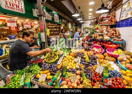 Fruits et légumes frais en vente à Florence Mercato Centrale, un marché animé et populaire de produits frais à Florence, Italie Banque D'Images