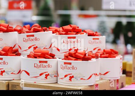Tyumen, Russie-11 décembre 2023 : Raffaello est un bonbon sphérique aux amandes de noix de coco de Ferrero spa Banque D'Images
