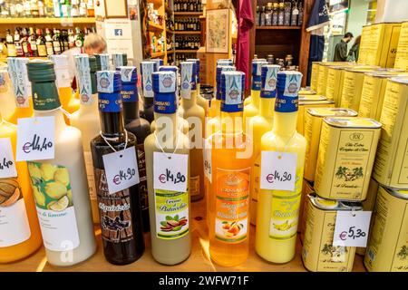 Bouteilles de liqueurs et d'huile d'olive en vente dans un étal de Florence Mercato Centrale, un marché populaire de produits frais et de produits à Florence, en Italie Banque D'Images