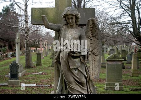 La figure d'un ange avec une partie du bras cassé et une aile manquante dans la grange Cimetière, Édimbourg, Écosse, Royaume-Uni. Banque D'Images