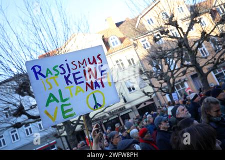 Demo gegen Hass und Hetze - Kundgebung gegen die AfD und Rechtsextremismus - GER, Allemagne, Deutschland, Witzenhausen, 27.01.2024 - Witzenhausen : Unter dem Motto nie wieder 1933 nie wieder Faschismus fand auf dem Marktplatz in Witzenhausen eine Kundgebung gegen den erstarkenden Rechtsstatt wstatt die Aktionsbündnis braun wurt die unterstützt. Die Demoteilnehmer demonstrierten gegen den Rechtsruck in Deutschland, für Vielfalt und den Erhalt der Demokratie. Buntes Demochild : Rassismus IST KEINE ALTERNATIVE - Abbildung : Peacezeichen *** Démo contre la haine et l'agitation Rally Agai Banque D'Images