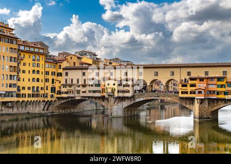 Le pont Ponte Vecchio , un pont médiéval en arc de pierre enjambant le fleuve Arno, à Florence, en Italie Banque D'Images