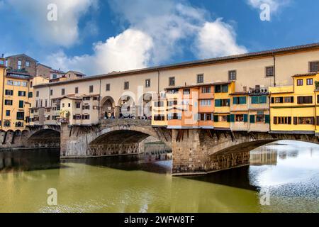 Le pont Ponte Vecchio , un pont médiéval en arc de pierre enjambant le fleuve Arno, à Florence, en Italie Banque D'Images