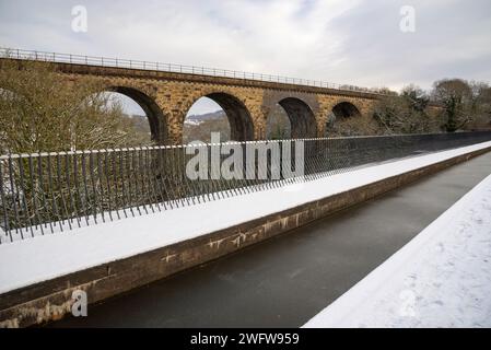 Un matin enneigé sur le canal Peak Forest à Marple, Stockport, Greater Manchester, Angleterre. Banque D'Images