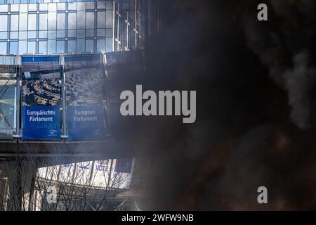 BRUXELLES - manifestation des agriculteurs dans la capitale belge, ici au Parlement européen. Le sommet européen se tient à Bruxelles. Les agriculteurs manifestent contre les règles agricoles qu'ils estiment être une concurrence trop stricte et déloyale à l'intérieur des frontières européennes. ANP JONAS roosens netherlands Out - belgique Out Banque D'Images