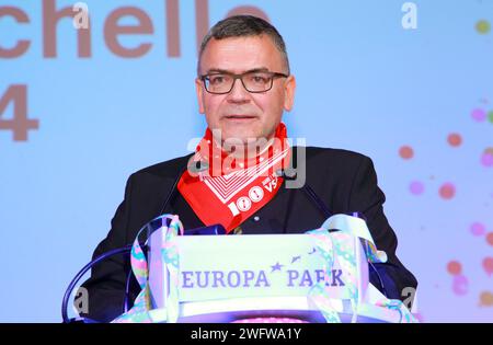 Rust, Allemagne - 31 janvier 2024 : le 17. Goldene Narrenschelle der Vereinigung Schwäbisch-Alemannischer Narrenzünfte à Europa-Park avec le lauréat Dr. Florian Herrmann, Chef de la Chancellerie d'Etat bavaroise et Ministre d'Etat aux Affaires fédérales Banque D'Images