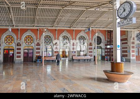 Istanbul, Turquie - 18 octobre 2023 : intérieur du bâtiment historique du terminal Sirkeci de la gare ferroviaire Orient Express. Banque D'Images
