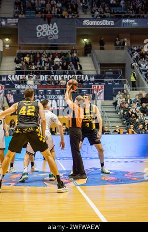 Santiago, Espagne. 20 janvier 2024. Panier ACB. partido liga Endesa . Équipes MonBus Obradoiro et Lenovo Tenerife. Dans l'image moment du début de la ma Banque D'Images