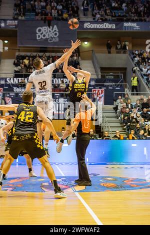 Santiago, Espagne. 20 janvier 2024. Panier ACB. partido liga Endesa . Équipes MonBus Obradoiro et Lenovo Tenerife. Dans l'image moment du début de la ma Banque D'Images