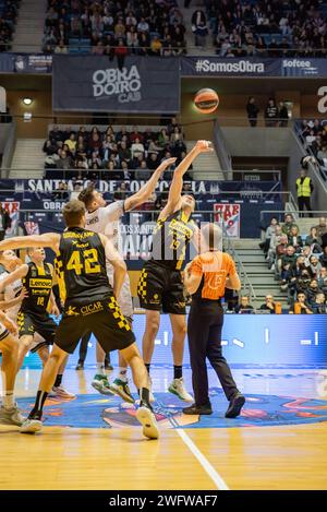 Santiago, Espagne. 20 janvier 2024. Panier ACB. partido liga Endesa . Équipes MonBus Obradoiro et Lenovo Tenerife. Dans l'image moment du début de la ma Banque D'Images