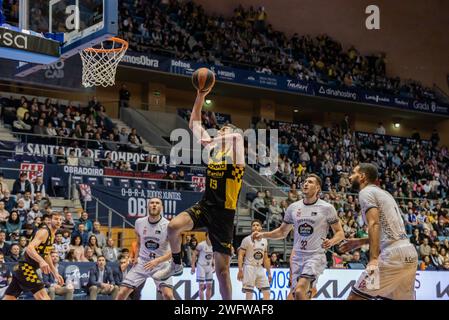 Santiago, Espagne. 20 janvier 2024. Panier ACB. partido liga Endesa . Équipes MonBus Obradoiro et Lenovo Tenerife. Mate de GIORGI SHERMADINI numéro 19 de Banque D'Images