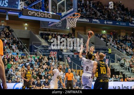 Santiago, Espagne. 20 janvier 2024. partido liga Española Endesa ACB. Se enfrentan MonBus Obradoiro y Lenovo Tenerife. Contraataque del Tenerife con un Banque D'Images