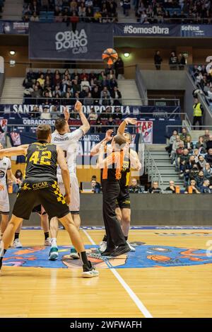 Santiago, Espagne. 20 janvier 2024. Panier ACB. partido liga Endesa . Équipes MonBus Obradoiro et Lenovo Tenerife. Dans l'image moment du début de la ma Banque D'Images