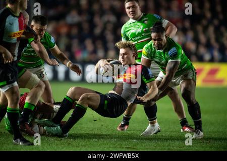 Harlequins Louis Lynagh affronté par Leicester Tigers Solomone Kata lors de Harlequins vs Leicester Tigers, The Stoop, Twickenham, Londres UK le 26e. Banque D'Images