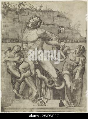 Locoöngroep, Marco Dente, 1498 - 1532 print Sculpture en marbre groupe de Laocoön et ses fils attaqués par deux serpents. Un mur délabré en arrière-plan. Italie gravure sur papier Laocoon et ses fils jumeaux sont étranglés par deux serpents lors des préparatifs d'un sacrifice Banque D'Images