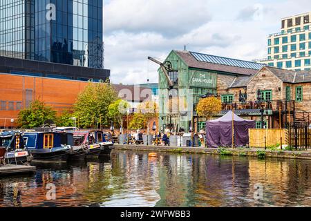 The Canal House pub et Gas Street Basin avec des péniches amarrées, Birmingham, West Midlands, Angleterre Banque D'Images