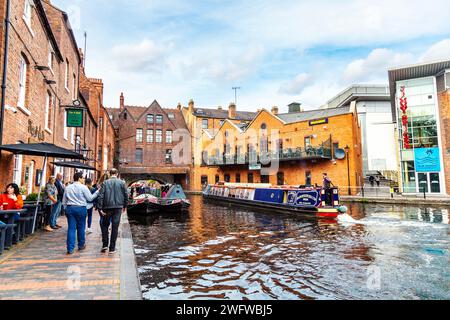 Gas Street Basin avec péniches amarrées et chemin de halage côté canal, Birmingham, West Midlands, Angleterre Banque D'Images