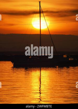 Queenborough, Kent, Royaume-Uni. 1 février 2024. Météo Royaume-Uni : magnifique coucher de soleil saharienne dans le port de Queenborough, Kent ce soir. Crédit : James Bell/Alamy Live News Banque D'Images