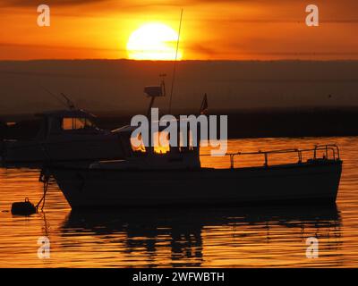 Queenborough, Kent, Royaume-Uni. 1 février 2024. Météo Royaume-Uni : magnifique coucher de soleil saharienne dans le port de Queenborough, Kent ce soir. Crédit : James Bell/Alamy Live News Banque D'Images