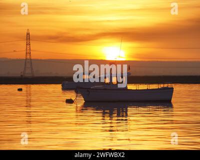 Queenborough, Kent, Royaume-Uni. 1 février 2024. Météo Royaume-Uni : magnifique coucher de soleil saharienne dans le port de Queenborough, Kent ce soir. Crédit : James Bell/Alamy Live News Banque D'Images