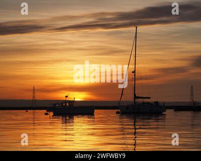 Queenborough, Kent, Royaume-Uni. 1 février 2024. Météo Royaume-Uni : magnifique coucher de soleil saharienne dans le port de Queenborough, Kent ce soir. Crédit : James Bell/Alamy Live News Banque D'Images