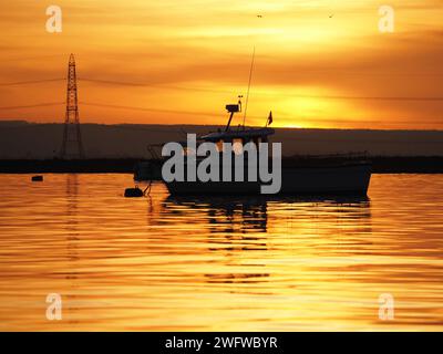 Queenborough, Kent, Royaume-Uni. 1 février 2024. Météo Royaume-Uni : magnifique coucher de soleil saharienne dans le port de Queenborough, Kent ce soir. Crédit : James Bell/Alamy Live News Banque D'Images