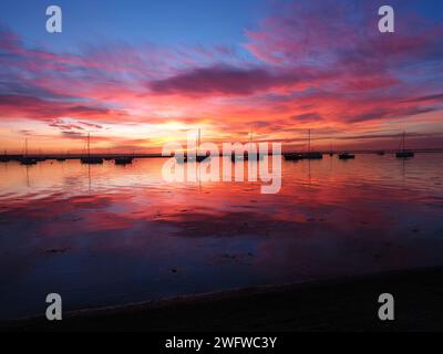 Queenborough, Kent, Royaume-Uni. 1 février 2024. Météo Royaume-Uni : magnifique coucher de soleil saharienne dans le port de Queenborough, Kent ce soir. Crédit : James Bell/Alamy Live News Banque D'Images