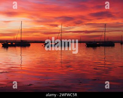 Queenborough, Kent, Royaume-Uni. 1 février 2024. Météo Royaume-Uni : magnifique coucher de soleil saharienne dans le port de Queenborough, Kent ce soir. Crédit : James Bell/Alamy Live News Banque D'Images