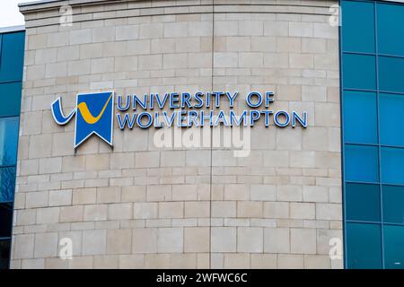 Wolverhampton, Royaume-Uni - janvier 31 2024 : Université de Wolverhampton signe extérieur et logo à l'extérieur d'un bâtiment Banque D'Images